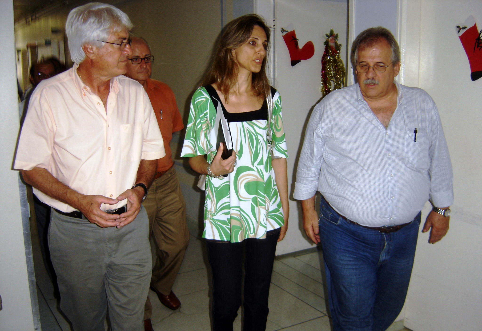 Engler, Adriana Rusene e Fernando Bueno na Santa Casa de Franca<a style='float:right;color:#ccc' href='https://www3.al.sp.gov.br/repositorio/noticia/03-2008/ENGLER  QUATRO ENTIDADES  A.jpg' target=_blank><i class='bi bi-zoom-in'></i> Clique para ver a imagem </a>